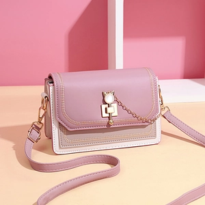 Umhängetasche in Pink und Beige mit Katzen-Metallverschluss und Wellennaht-Akzenten