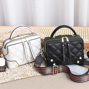 Borsa a Tracolla Trapuntata Vintage da Donna Forma a Cuscino Doppia Cerniera Con Tracolla a Righe Larghi Rivetti Dorati Borsa a Spalla