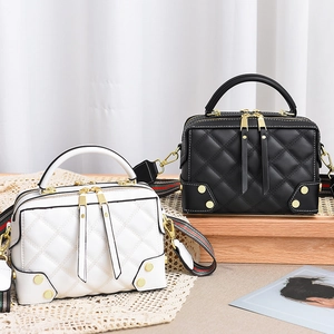 Borsa retrò trapuntata nera e bianca con borchie dorate e tracolla a righe colorate