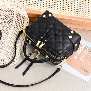 Borsa a tracolla trapuntata nera vintage con borchie dorate e cerniere con nappe lunghe