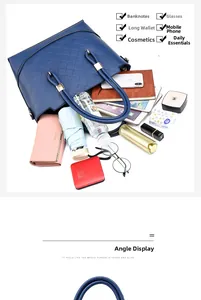 Grand sac cabas matelassé bleu foncé montrant sa capacité avec des accessoires