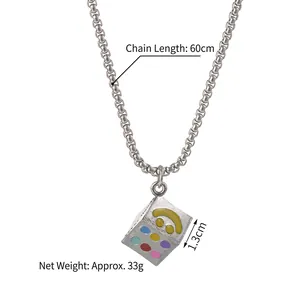 Collier avec pendentif dé argenté aux visages souriants colorés et chaîne de 60 cm