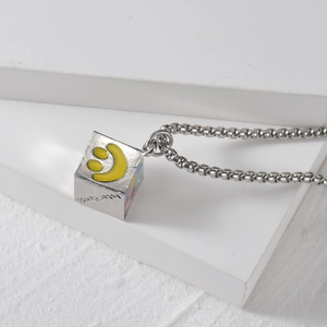 Collier dé à coudre argenté minimaliste avec smiley jaune et gravure Aster Hands