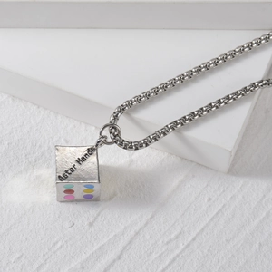 Collier avec pendentif dé argenté minimaliste aux points colorés et gravure Aster Hands