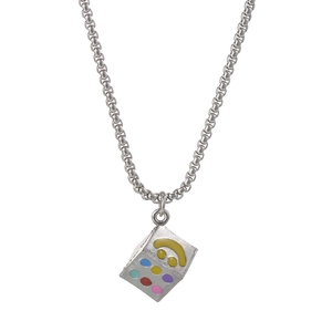 Collier chaîne argentée minimaliste avec pendentif dé coloré et visage smiley jaune