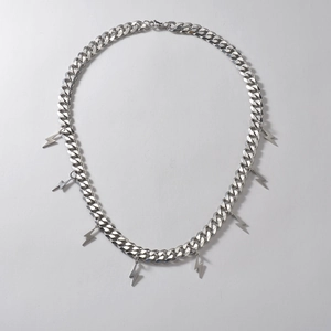 Collier à maillons cubains en acier argenté avec huit pendentifs en forme d'éclair polis