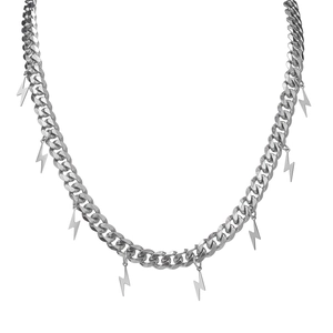Collier éclair en acier inoxydable poli avec chaîne gourmette argentée sur fond blanc