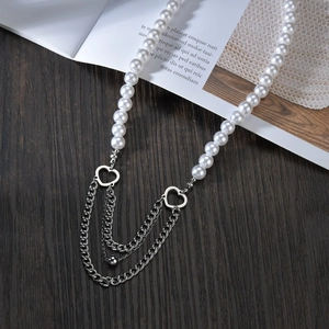 Collier en perles d'acier titane avec double cœur et chaînes argentées à plusieurs couches