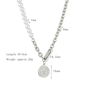 Collier en acier titane avec perles et pendentif pièce, longueur réglable 43+5cm