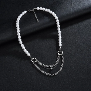 Collier minimaliste en acier titane avec perles blanches et pendentifs doubles cœurs