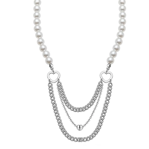 Collier en acier titane avec perles blanches et chaînes superposées en cœur
