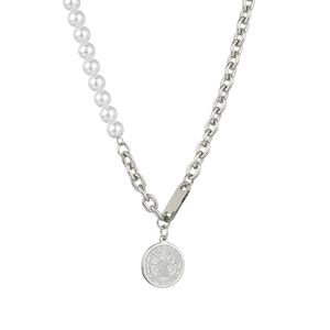 Collier chic en perles et maillons argentés avec un pendentif pièce de monnaie rétro