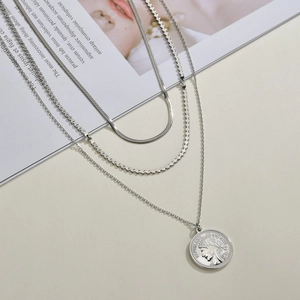 Collier multicouche en acier inoxydable argenté avec pendentif pièce et chaîne serpent