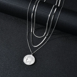 Collier multicouche en acier titane avec pendentif pièce française et chaîne serpent