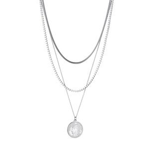 Collier argenté triple épaisseur avec chaîne serpent et pendentif pièce sur fond blanc