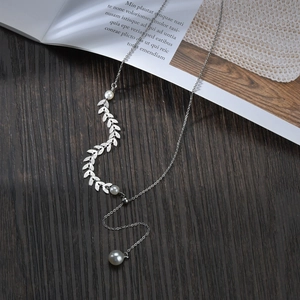Minimalist Y-shaped wheat leaf pearl necklace in silver titanium steel finish