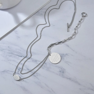 Collier double épaisseur en acier inoxydable argenté avec pendentif rond gravé