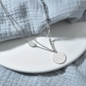 Collier double couche en acier inoxydable avec pendentifs chance sur tissu bleu