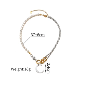 Collier asymétrique en acier inoxydable avec perles, chaînes cristal et pendentif C