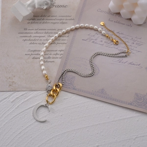 Collier en acier titane avec perles, strass et grand pendentif lettre C au style vintage