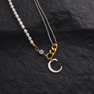 Collier en acier titane avec pendentif lettre C, perles d'eau douce et chaîne diamant