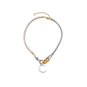 Collier en acier titane avec pendentif lettre C, perles et strass sur fond blanc