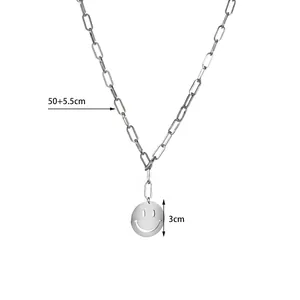 Collier en acier inoxydable argenté avec un pendentif visage souriant de 3 cm