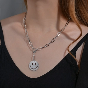 Collier minimaliste en acier inoxydable avec pendentif visage souriant sur une grosse chaîne