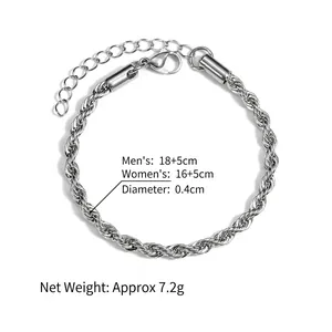 Bracelet chaîne corde en acier inoxydable poli avec fermoir réglable sur fond blanc épuré