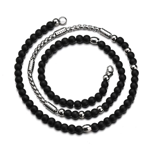 Collier en acier inoxydable de style industriel avec perles noir mat et chaîne argent