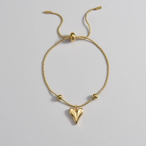 Bracelet élégant avec pendentif cœur doré et chaîne réglable au design minimaliste