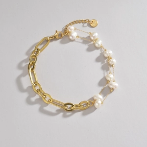 Französisches 14K vergoldetes doppellagiges Perlenarmband und asymmetrische Edelstahlkette