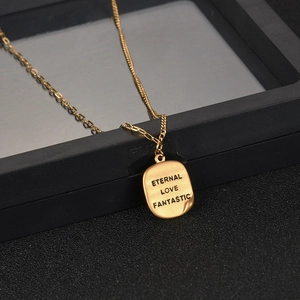 Matte Goldene Rechteck-Anhänger Kette mit Eternal Love Gravur auf schwarzem Rahmen