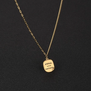 Matte goldene Edelstahlkette mit rechteckigem Anhänger und Eternal Love Gravur
