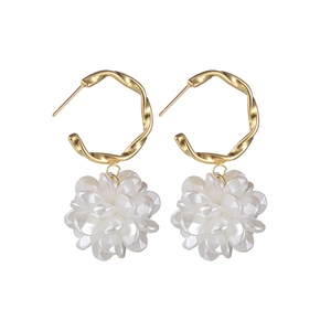 Elegante goldene gedrehte Creolen mit perlweißen 3D-Blumenanhängern für Damen