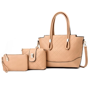 Ensemble de trois sacs à main matelassés beiges comprenant un grand cabas et une pochette