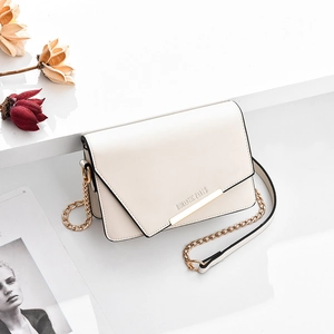 Sac bandoulière crème élégant avec détail doré asymétrique et chaîne en métal