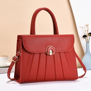 Sac à main rouge à texture grainée avec plis en accordéon et fermoir en métal rond