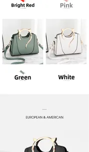 Détail des poignées en métal oreilles de chat sur des sacs à main colorés en similicuir