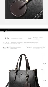 Primer plano de la textura de piel negra y compartimentos internos de este bolso mujer