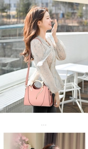 Détail du sac à main rose avec poignées dorées en forme de chat et bandoulière