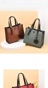 Detalle de dos bolsos tote de cuero en marrón y verde con hebillas ajustables