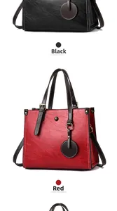 Vista detallada de bolsos tote en negro y rojo vino hechos de cuero sintético con textura