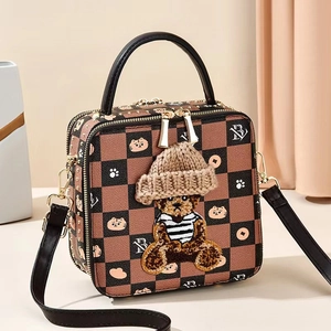 Sac à bandoulière carré à motif damier avec décoration de poupée ours en peluche