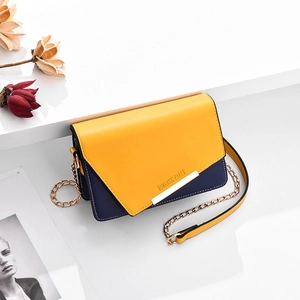 Sac bandoulière tendance bicolore jaune et bleu foncé avec bandoulière en chaîne