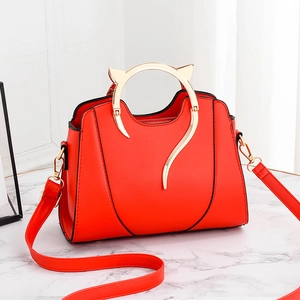Sac à main en cuir PU mat rouge avec une poignée métallique dorée en forme d'oreilles de chat