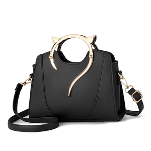 Sac à main chic en cuir noir avec poignées métalliques oreilles de chat dorées et bandoulière