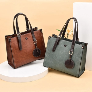 Sac fourre-tout en cuir PU vintage avec poignées réglables et détails dorés