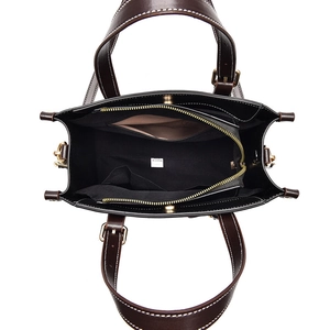 Sac à bandoulière en cuir marron foncé avec grande capacité et coutures contrastées