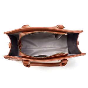 Vista superior de bolso de cuero marrón con forro gris y compartimentos con cremallera